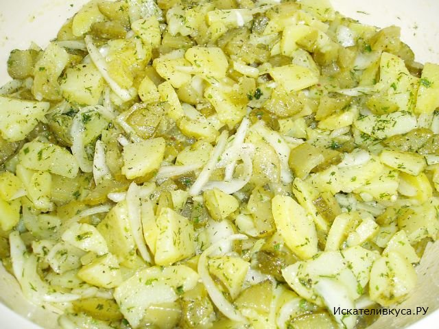 Салат с картофелем и маринованным луком