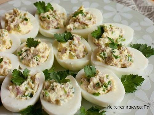 Яйца фаршированные салатом