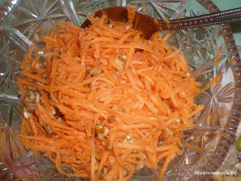 Салат из моркови, меда и орехов