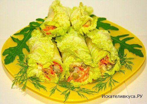 Рулетики из листьев салата с корейской морковью и горошком