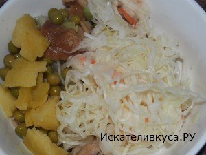 Салат с квашеной капустой и солеными волнушками