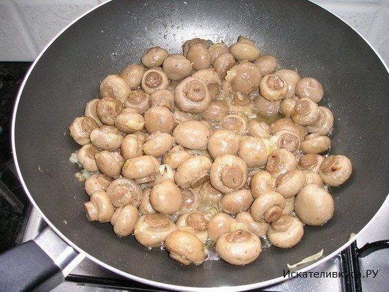 Свинина запеченная в духовке с картошкой, грибами и овощами