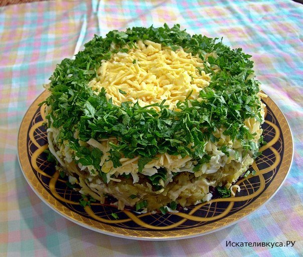 Салат с маринованными грибами и колбасой