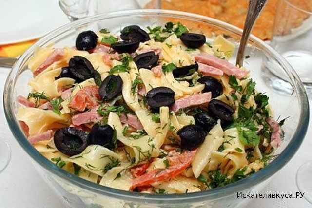 Итальянский салат с сыром и пастой.