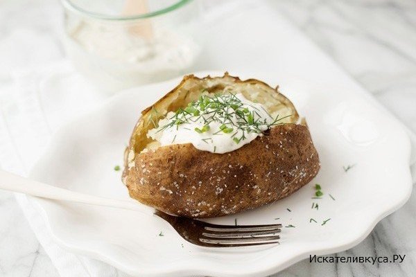 Запеченая картошка со сметаной и луком