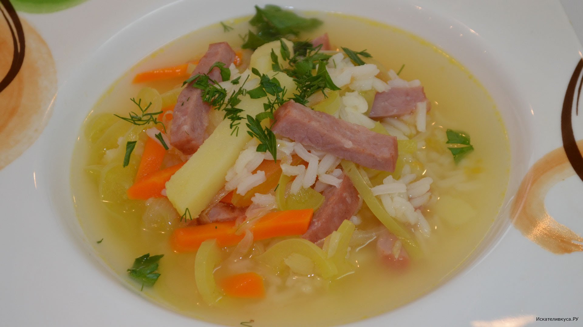 Суп с овощами, рисом и колбасой