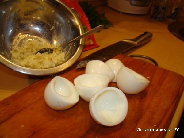 Мешочек с яйцами под грибным соусом